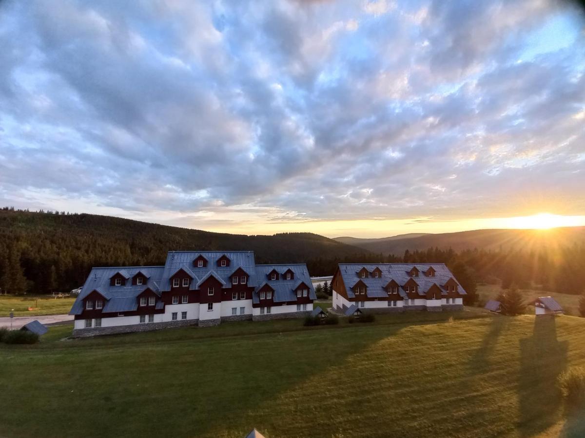 Horní Mísečky 3kk mezonet E25 u sjezdovky Skiareál, max 6 osob Horni Misecky Exterior foto